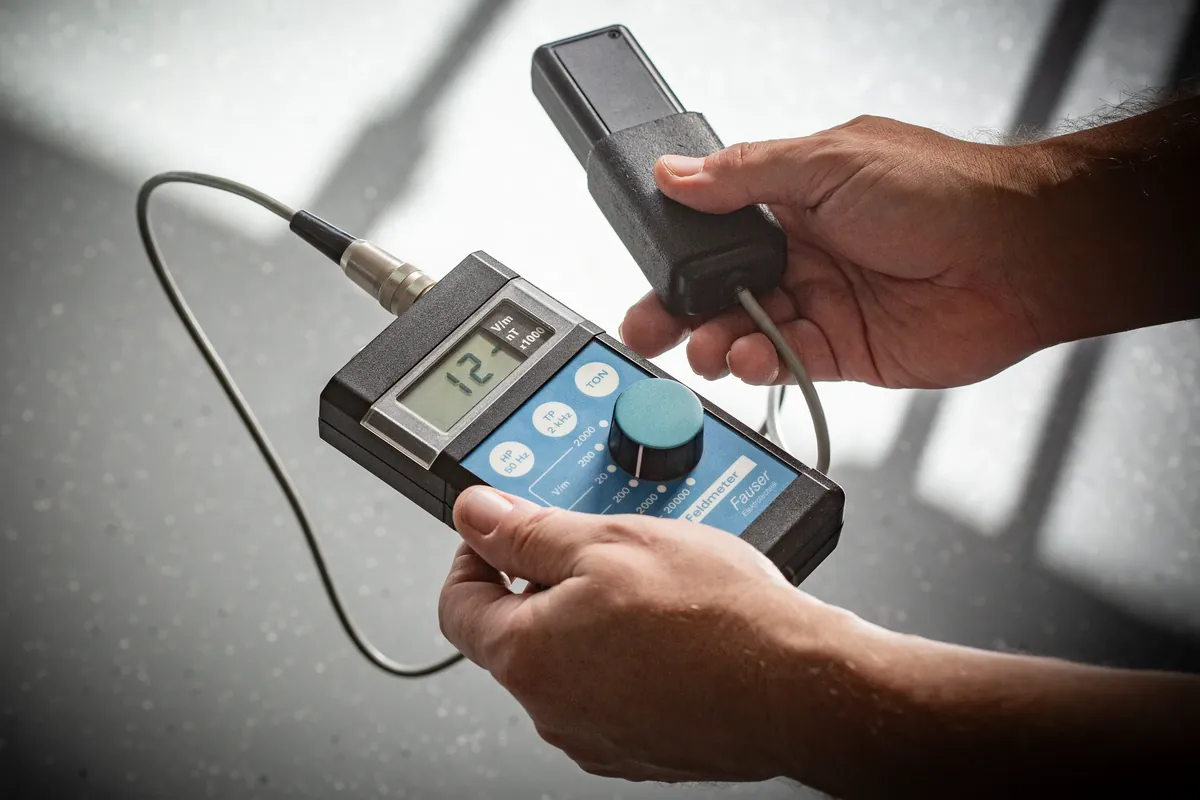 Fauser Digital-Feldmeter bei der Messung